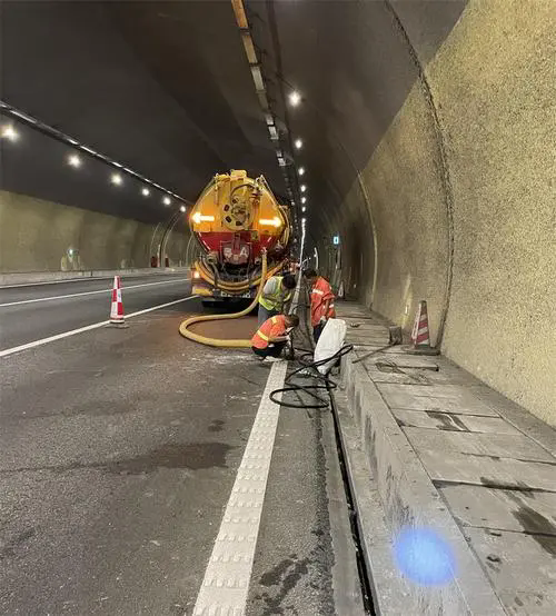 长武隧道排水渠清淤